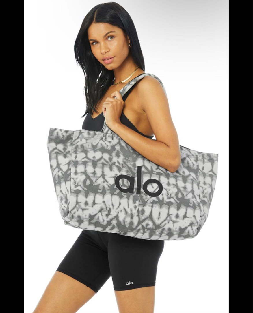 NEW Alo Yoga bag Shopper Tote with tags unpacked, Women's Fashion,  Activewear on Carousell