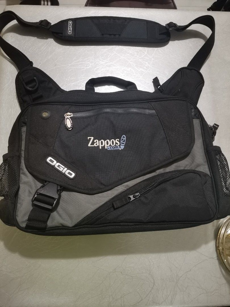 Ogio Laptop Messenger Bag (Category: Laptop Bags & Sleeves) located in Pasig City. Submitted by lordcajayon (Listing ID 1229544257, Image 1). Description: Ogio Messenger Bag ₱700 Fits 17 inches laptop.