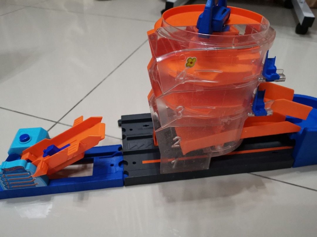 Hot wheels super spin dealership shop