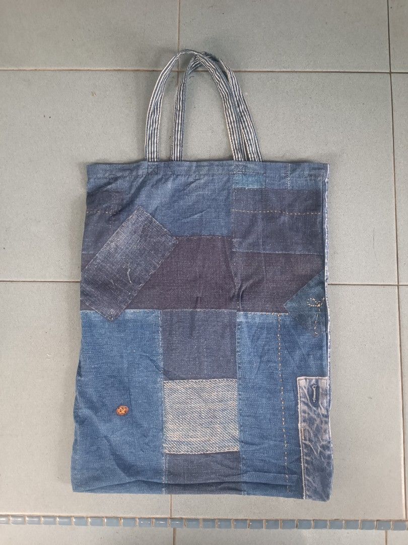 Patchwork Tote Bag (Category: Belt bags, Clutches and Pouches) located in Klebang Besar. Submitted by 8eightitude (Listing ID 1229544145, Image 1). Description: patchwork print tote bag. look really nice. print only not real patchwork. 45rpm brand maybe made in japan.