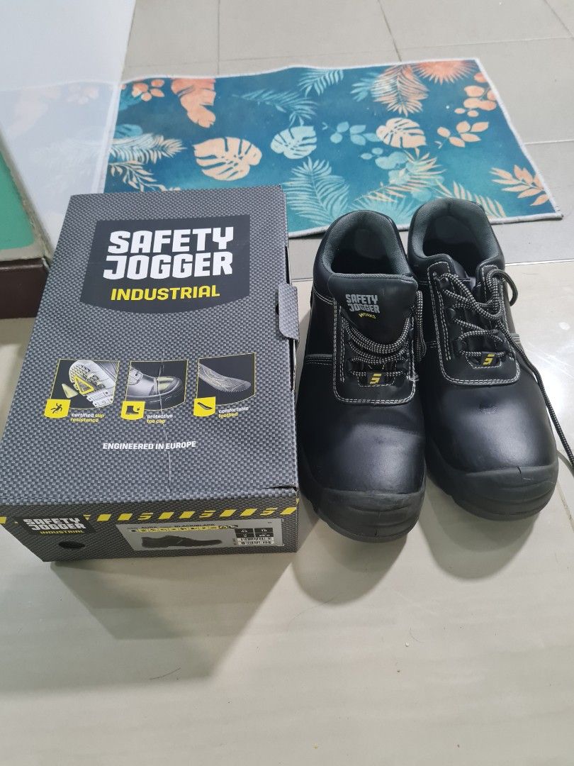 Safety jogger industrial woth steel tow., Everything Else on Carousell