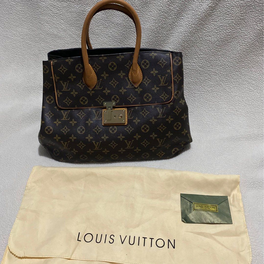 Care card / booklet LOUIS VUITTON authntic, Barang Mewah, Tas & Dompet di  Carousell