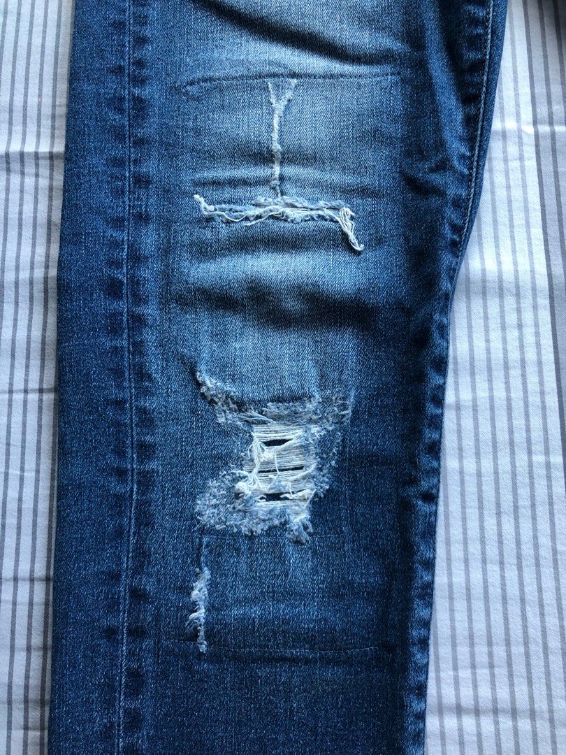 Uniqlo tattered denim jeans (Category: Jeans) located in Manila. Submitted by cheapbuys_13 (Listing ID 1229528534, Image 3). Description: PLEASE READ!! #topitems No other photos No more last price See photo for the size reference Denim Tattered design Actual color posted No rush shipping No long reservations .