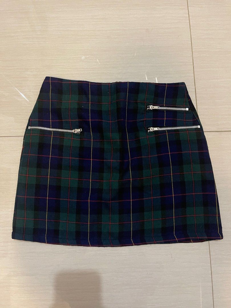 Y2K Plaid Gingham Skirt (Category: Skirts) located in Quezon City. Submitted by col_m (Listing ID 1229620378, Image 1). Description: Cute A-line skirt W25-27.