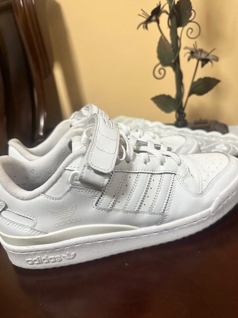 adidas Originals Unisex Forum Low Sneaker, Men's Fashion, Footwear, Sneakers  on Carousell