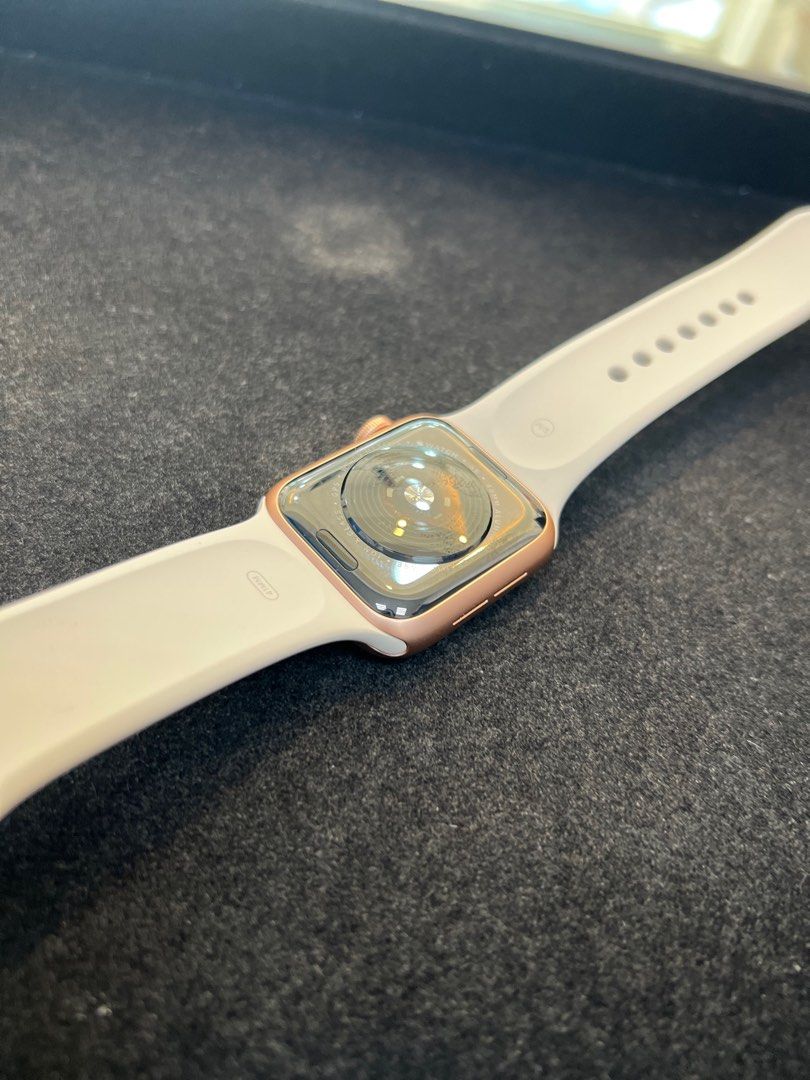 Apple Watch SE 40mm GPS, 手機及配件, 智慧穿戴裝置及智慧手錶在旋轉拍賣