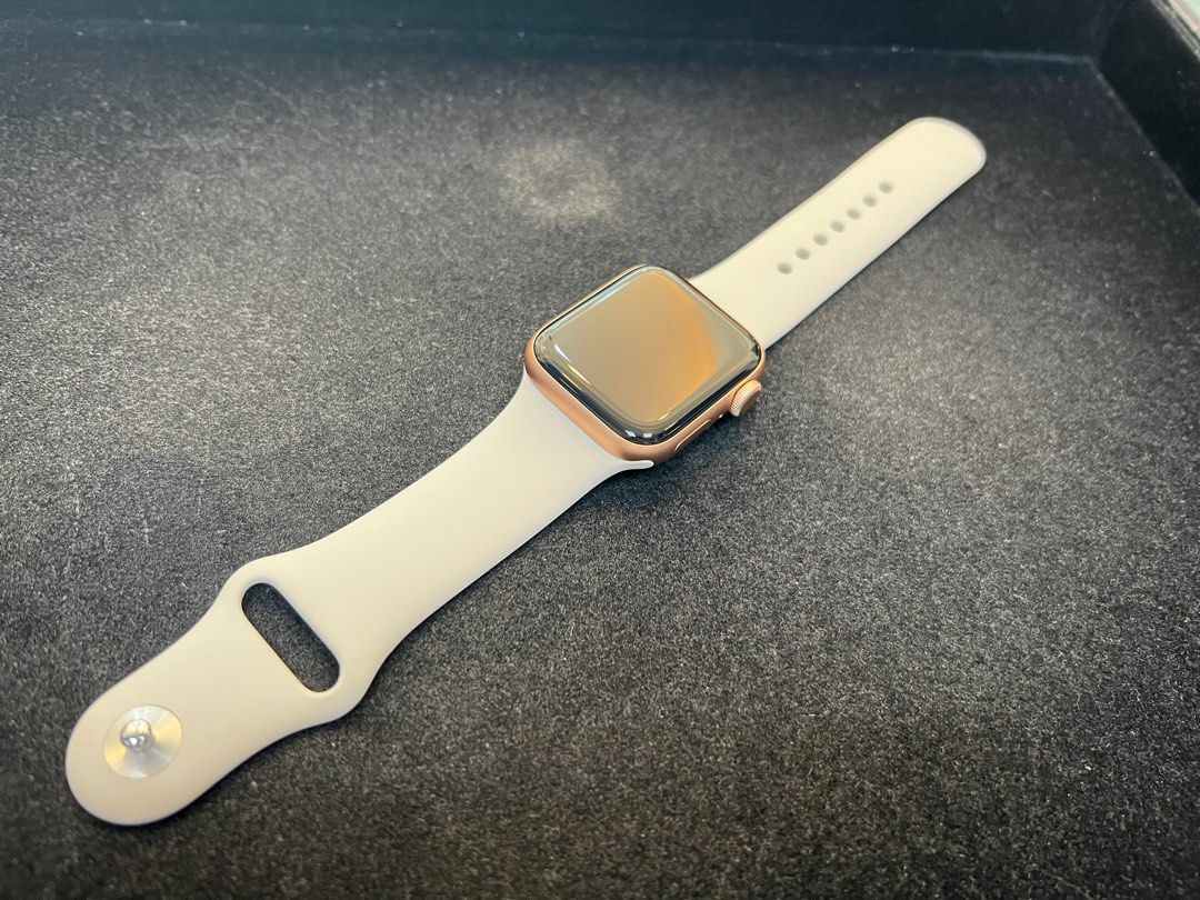 Apple Watch SE 40mm GPS, 手機及配件, 智慧穿戴裝置及智慧手錶在旋轉拍賣