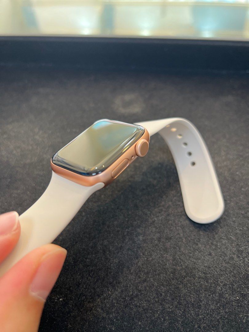 Apple Watch SE 40mm GPS, 手機及配件, 智慧穿戴裝置及智慧手錶在旋轉拍賣