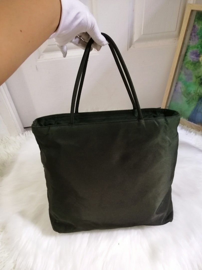 💯Authentic Prada Nylon Tote bag in Green (Category: Luxury Bags & Wallets) located in Malolos. Submitted by sofideclutters (Listing ID 1231225174, Image 3). Description: MOVEOUT SALE❗ SAGAD NA PO SA 7,500❗❗TAKE IT OR LEAVE IT❗ Guaranteed Original/Authentic Prada Nylon Tote bag in Green Vintage model so bulldog underzip Malinis at no foul smell po Money back guaranteed if proven fake Rank A pa po, may tahi ko lang, see last photo. Have it sewned 