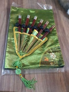 Brand new unused Set of 6 pairs of wooden chopsticks and embroidered floral placemats