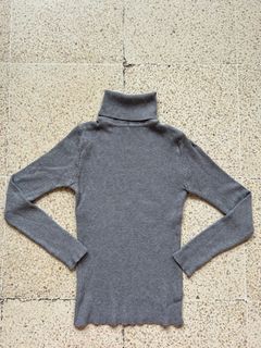 Gray ribbed knit turtleneck top sweater