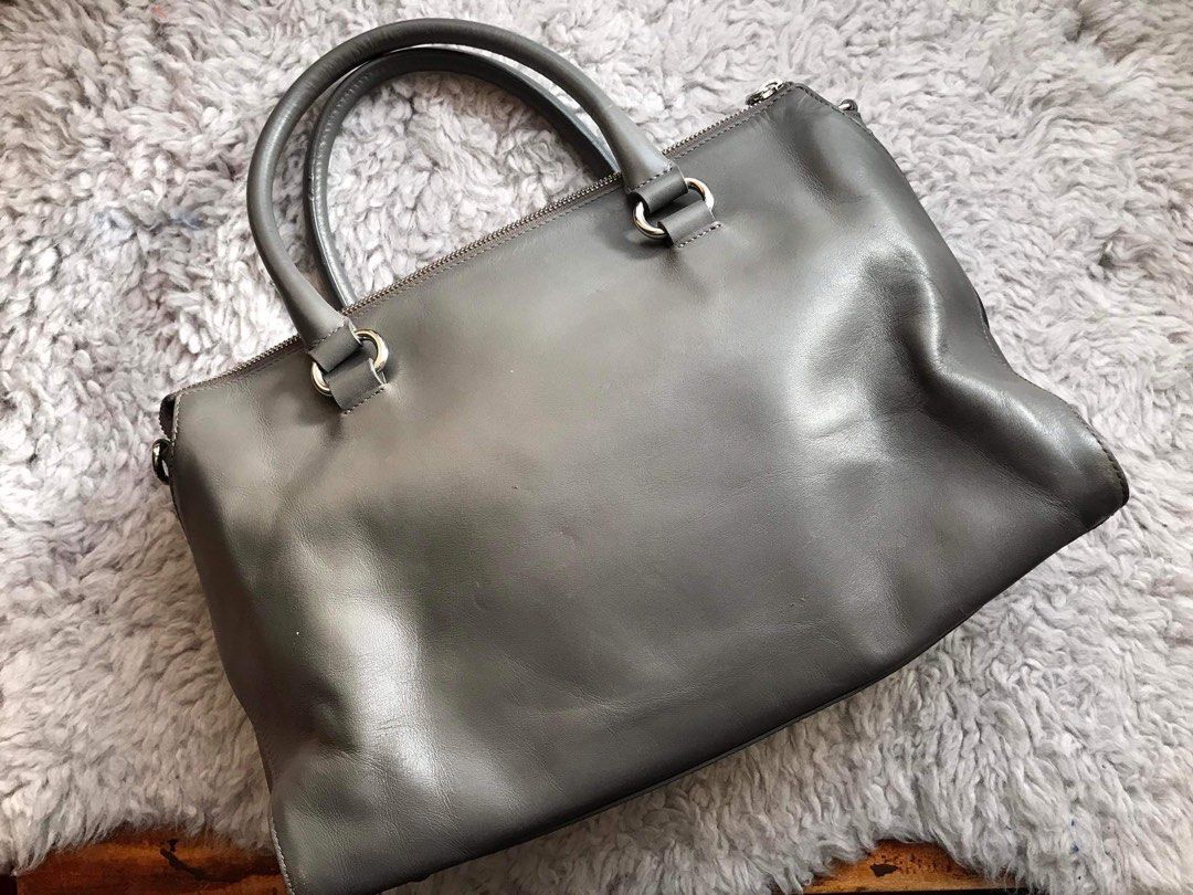 Jill Stuart Handbag (Category: Luxury Bags & Wallets) located in Cagayan de Oro. Submitted by borse_de_amore (Listing ID 1231161137, Image 3). Description: Jill Stuart Handbag Rank 7/10 No major flaws. May creases or Lukot lang sa Front right side but nawawala naman pag May Laman na. Medium size handbag/Shoulderbag type. Clean inside. 🏷sale 680 only from 950 MOP: Gcash BDO Shipping: 🚫No COD/COP🚫 Flash Express/J&T I also give discounts for Bund