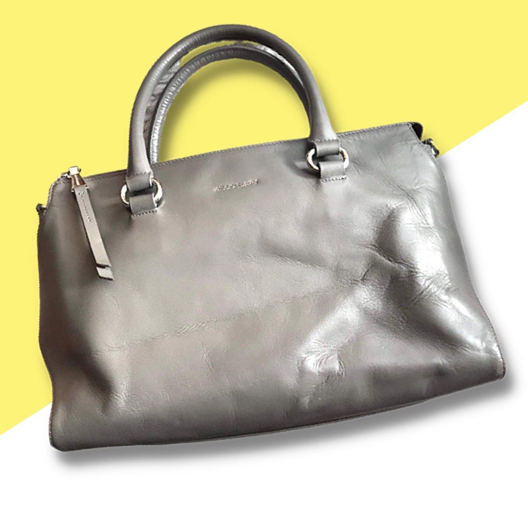 Jill Stuart Handbag (Category: Luxury Bags & Wallets) located in Cagayan de Oro. Submitted by borse_de_amore (Listing ID 1231161137, Image 1). Description: Jill Stuart Handbag Rank 7/10 No major flaws. May creases or Lukot lang sa Front right side but nawawala naman pag May Laman na. Medium size handbag/Shoulderbag type. Clean inside. 🏷sale 680 only from 950 MOP: Gcash BDO Shipping: 🚫No COD/COP🚫 Flash Express/J&T I also give discounts for Bund