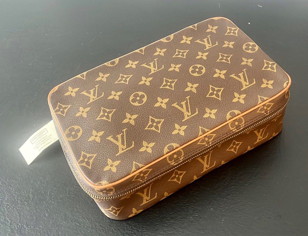 New Vintage in Stock! 🙌 These Lovely Louis Vuitton Clutches just