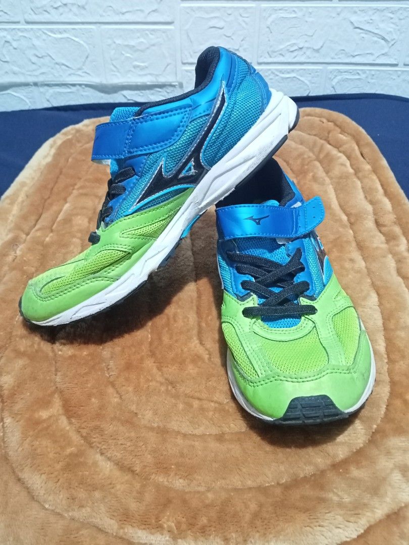 Mizuno junior running shoes on Carousell