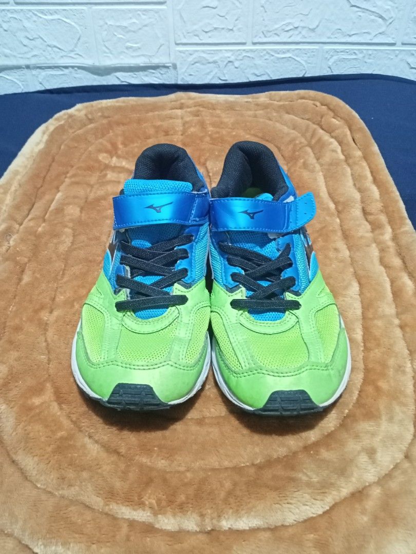 Mizuno junior running shoes on Carousell