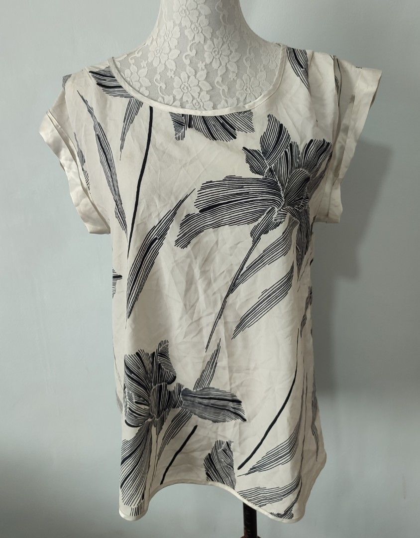 Preloved Blouse (Category: Blouses) located in Bacoor. Submitted by tipiditymudra (Listing ID 1231237259, Image 1). Description: Rfs: decluttering Size: S-M no return/refund maganda pang office.