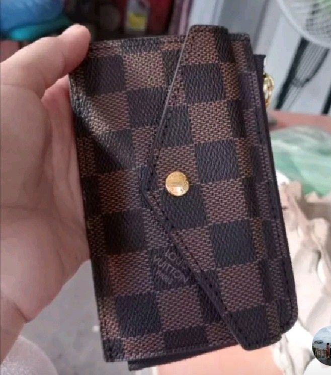 Small wallet coin purse card holder (Category: Luxury Bags & Wallets) located in Iloilo. Submitted by shopsell_930 (Listing ID 1231093426, Image 2). Description: Lv recto verso wallet card holder Good as new use few times only Ganda pa nito Rfs: I have 2 pcs nito. For feedback you can check my ebay : 👉ebay.ph**shopsell930 Online seller since 2012 ,📌 Shipping courier: J&T - - shipping fee c/o buyer. If in doubt please don't buy. THANK YOU..
