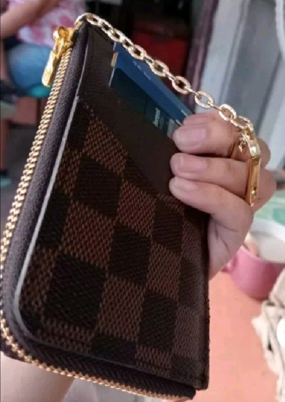 Small wallet coin purse card holder (Category: Luxury Bags & Wallets) located in Iloilo. Submitted by shopsell_930 (Listing ID 1231093426, Image 3). Description: Lv recto verso wallet card holder Good as new use few times only Ganda pa nito Rfs: I have 2 pcs nito. For feedback you can check my ebay : 👉ebay.ph**shopsell930 Online seller since 2012 ,📌 Shipping courier: J&T - - shipping fee c/o buyer. If in doubt please don't buy. THANK YOU..