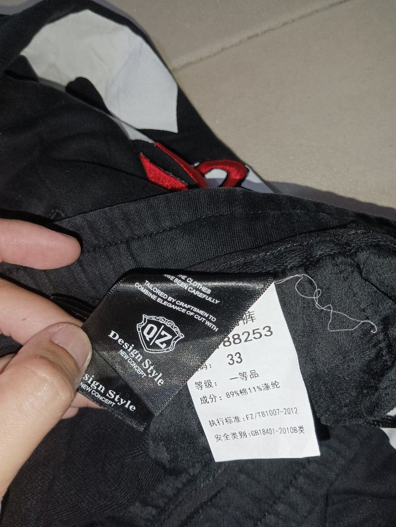 SUPREME (OFF) EMBROIDERED ,MEDIUM SIZE FRAME, ISSUE: CHECK LAST PICTURE (Category: Joggers) located in Quezon City. Submitted by EyesPick (Listing ID 1231244957, Image 3). Description: SEE PICTURES FOR DETAIL.