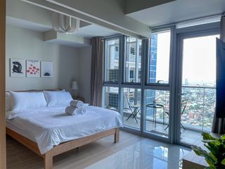 Uptown Parksuites 1BR Daily Rental (City Views + FAST WiFi)