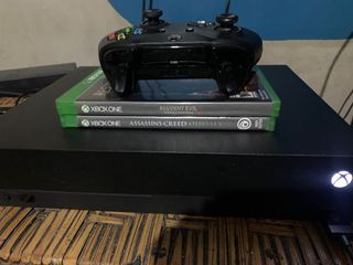 Xbox One X + 1 controller + 2 games (Assassin’s Creed Odyssey, Resident Evil Revelations 2)