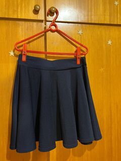 #23吃土季   初夏時尚 冷氣房也適合～ 優雅 俏皮 可愛 飄逸 深藍 微彈性短裙 腰部鬆緊帶設計 方便穿脫 質料 柔軟 舒適輕盈 腰圍約64~68cm長度約40cm