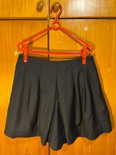 #23吃土季   初夏時尚 冷氣房也適合～ 日本 日系 品牌【earth】優雅 俏皮 可愛 飄逸 深藍色 百摺 短褲裙 側腰拉鍊設計 方便穿脫 有內裡不怕透光 褲裙擺有壓線造型設計 高質感 俏皮一整個夏天！