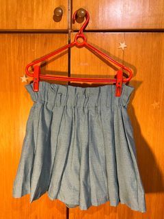 #23吃土季  初夏時尚 冷氣房也適合～ 日本 日系 品牌【Lowrys Farm】優雅 俏皮 可愛 淺藍色 百摺 短褲裙 腰部鬆緊花苞設計 方便穿脫 有口袋 有柔軟親膚內裡 不怕透光 高質感 俏皮一整個夏天！