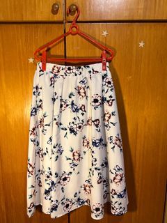 #23吃土季  初夏時尚 冷氣房也適合～ 日本 日系 品牌【ViS】百搭 優雅 白色印花 腰部 鬆緊帶 設計 長裙 印花樣式如照片所示 材質非常親膚舒適 有口袋 有白色內裡不怕透光 高質感中長裙～