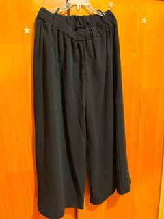 #23吃土季   初夏時尚 冷氣房也適合～ 品牌【ZE】黑色 寬褲 腰部鬆緊帶設計 方便穿脫 隨性自在 腰圍約66~68cm長度約78.5cm