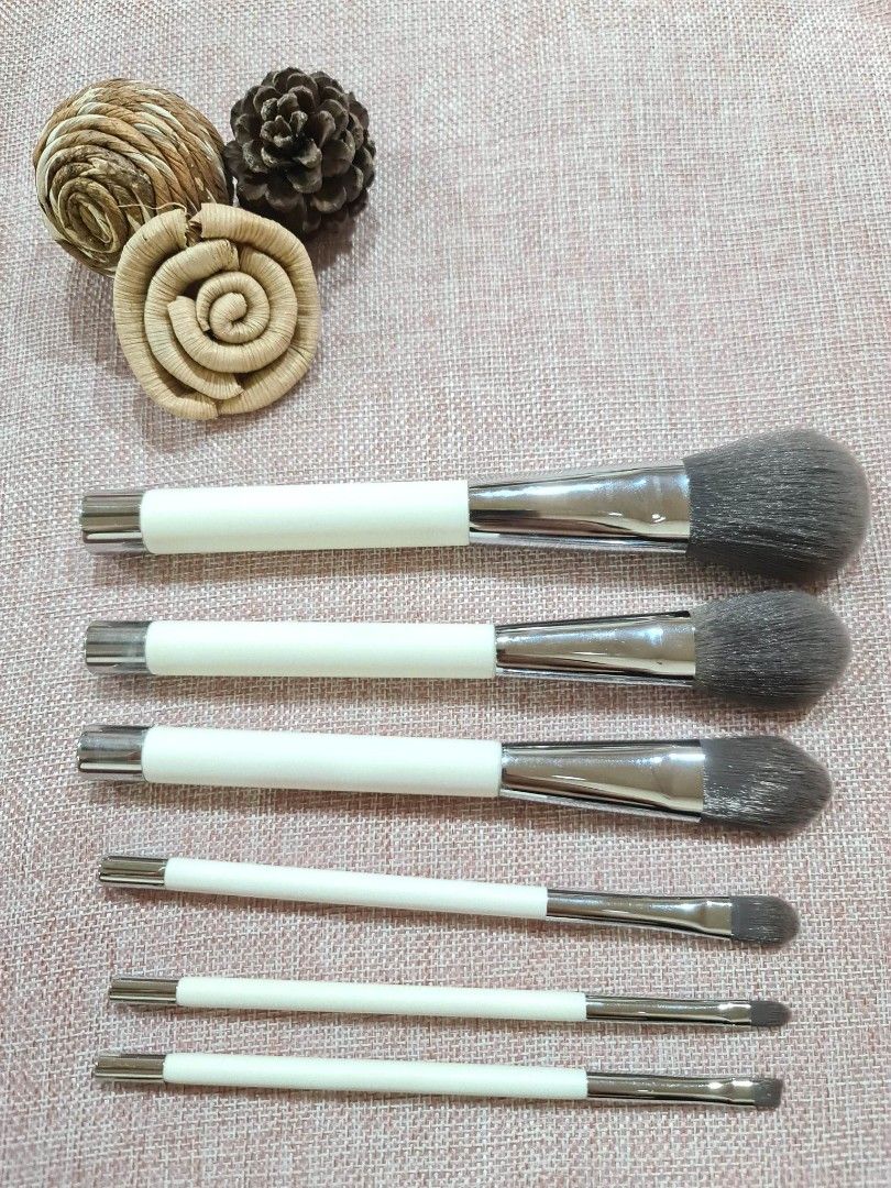 6pcs White Make Up Brush Set (Category: Makeup) located in Quezon City. Submitted by floreskari78555 (Listing ID 1231316999, Image 2). Description: 6pc White Make up Brush Set 130php📌‼️‼️‼️ Sale!!!!!!! Set includes; - Powder Foundation Brush -Blush Brush -Flat Liquid Foundation Brush -Eyeshadow Brush -Angled Liner Brush -Lip Liner Brush Limited Stocks!!!! -Brand new -Authentic -Soft Bristles Gray -High Quality We Ship Nationwide📌 Lalamove/J&T e