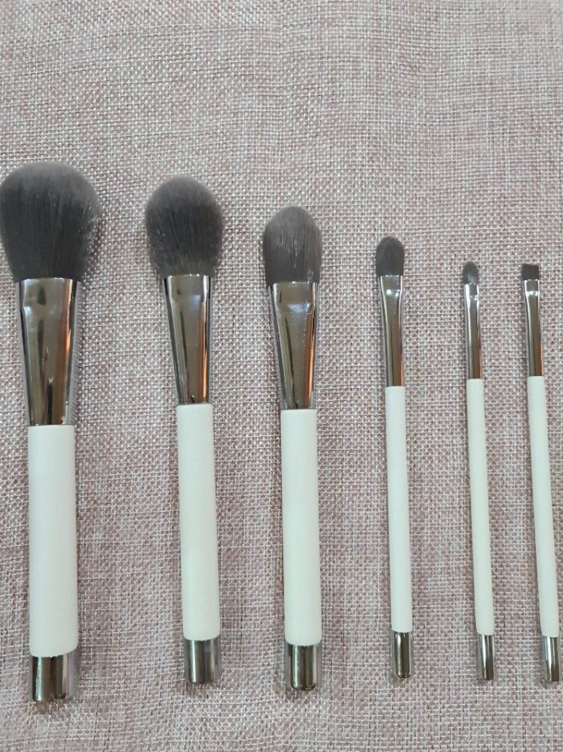 6pcs White Make Up Brush Set (Category: Makeup) located in Quezon City. Submitted by floreskari78555 (Listing ID 1231316999, Image 1). Description: 6pc White Make up Brush Set 130php📌‼️‼️‼️ Sale!!!!!!! Set includes; - Powder Foundation Brush -Blush Brush -Flat Liquid Foundation Brush -Eyeshadow Brush -Angled Liner Brush -Lip Liner Brush Limited Stocks!!!! -Brand new -Authentic -Soft Bristles Gray -High Quality We Ship Nationwide📌 Lalamove/J&T e