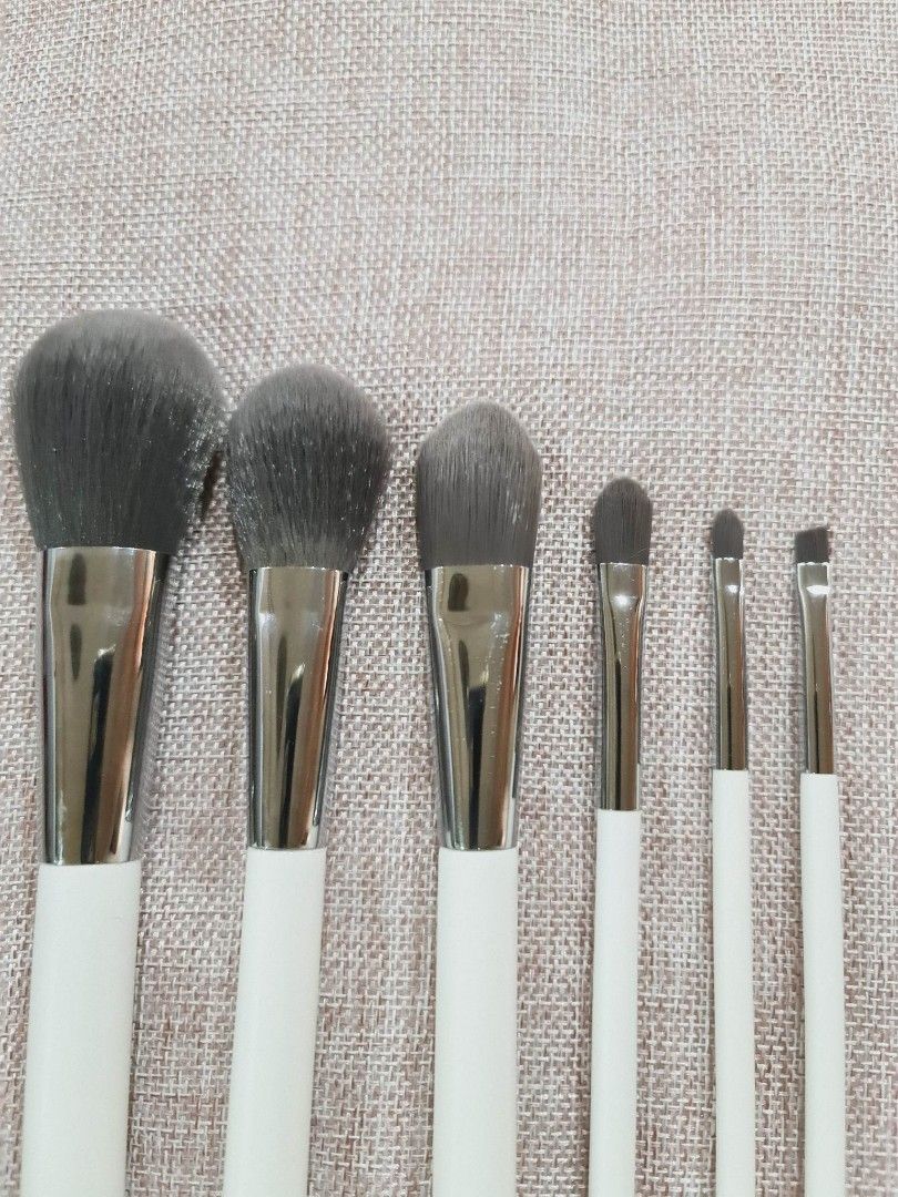 6pcs White Make Up Brush Set (Category: Makeup) located in Quezon City. Submitted by floreskari78555 (Listing ID 1231316999, Image 3). Description: 6pc White Make up Brush Set 130php📌‼️‼️‼️ Sale!!!!!!! Set includes; - Powder Foundation Brush -Blush Brush -Flat Liquid Foundation Brush -Eyeshadow Brush -Angled Liner Brush -Lip Liner Brush Limited Stocks!!!! -Brand new -Authentic -Soft Bristles Gray -High Quality We Ship Nationwide📌 Lalamove/J&T e