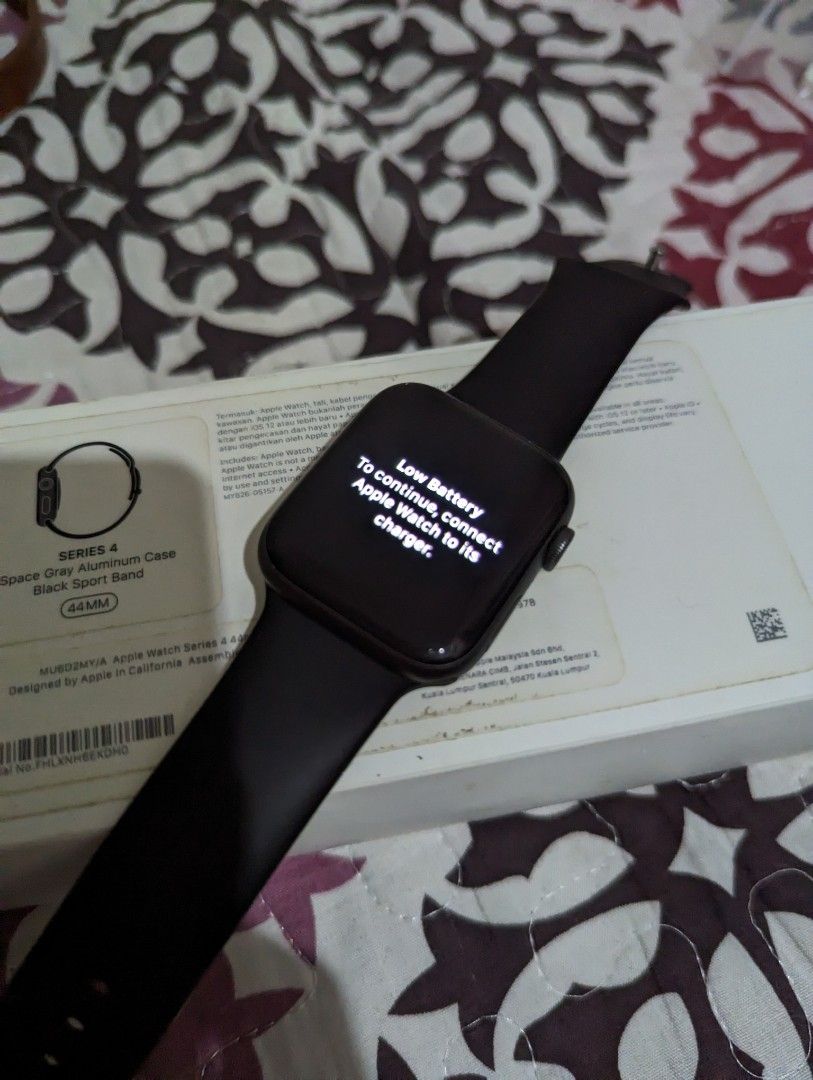 Apple watch series 4 space gray aluminum case with black shop sport band 44mm