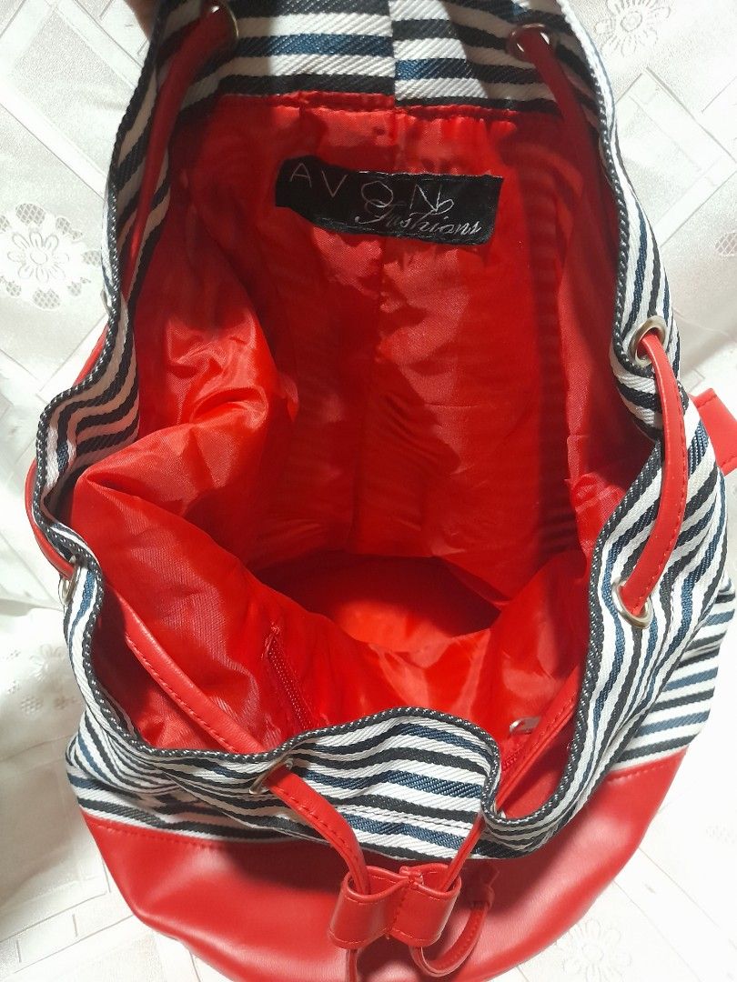 Avon bucket bag (Category: Cross-body Bags) located in San Pedro. Submitted by cadh_ (Listing ID 1231352127, Image 2). Description: Sobrang ganda sa personal! No flaws. Can pass as NEW! Slightly NEGOTIABLE unless SURE BUYER!!! Feel free to message me for any concerns. RFS: Decluttering.