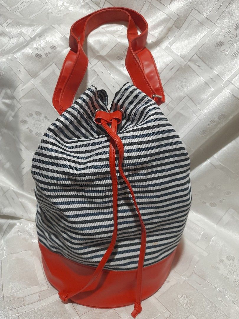 Avon bucket bag (Category: Cross-body Bags) located in San Pedro. Submitted by cadh_ (Listing ID 1231352127, Image 1). Description: Sobrang ganda sa personal! No flaws. Can pass as NEW! Slightly NEGOTIABLE unless SURE BUYER!!! Feel free to message me for any concerns. RFS: Decluttering.
