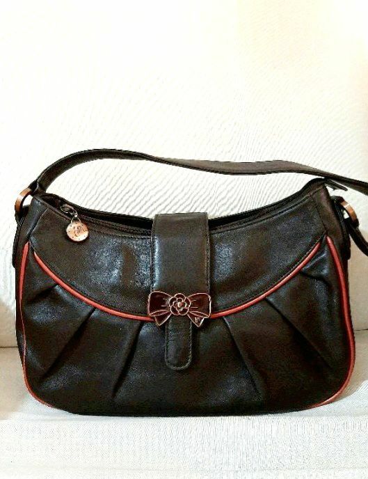 BANABANA BAGUETTE BAG (Category: Shoulder Bags) located in Las Pinas. Submitted by dnbshphb (Listing ID 1231287523, Image 1). Description: Original Banabana Baguette Bag Preloved in good condition.