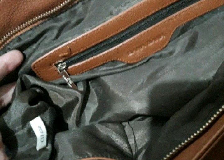 BANABANA LEATHER TOTE BAG (Category: Tote Bags) located in Las Pinas. Submitted by dnbshphb (Listing ID 1231287847, Image 3). Description: Original Banabana Leather Tote Bag Preloved in good condition.