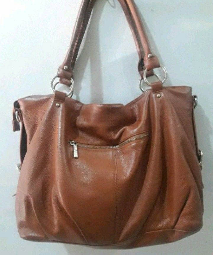 BANABANA LEATHER TOTE BAG (Category: Tote Bags) located in Las Pinas. Submitted by dnbshphb (Listing ID 1231287847, Image 2). Description: Original Banabana Leather Tote Bag Preloved in good condition.