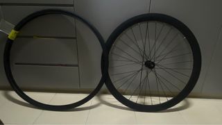 Brandless alloy wheel(front)