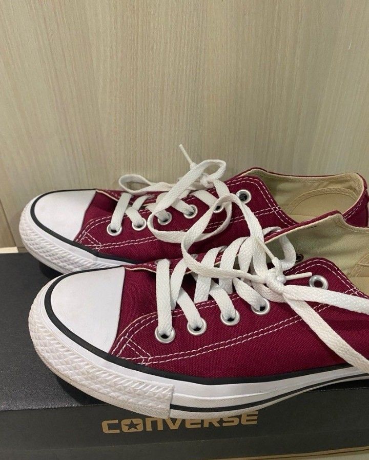 Maroon chuck taylors store low