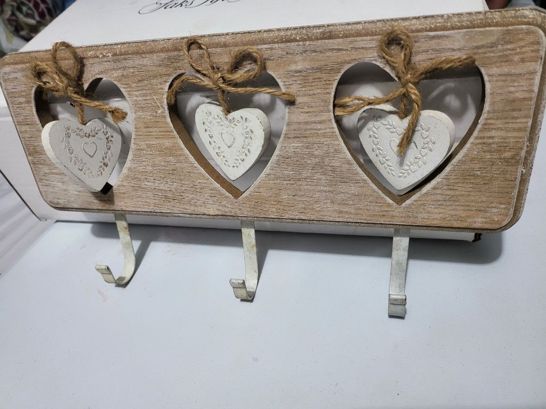 Decor hook (Category: Wall Decor) located in Makati City. Submitted by thedeclutteringabuela (Listing ID 1231418203, Image 3). Description: country look wall decir with hook.