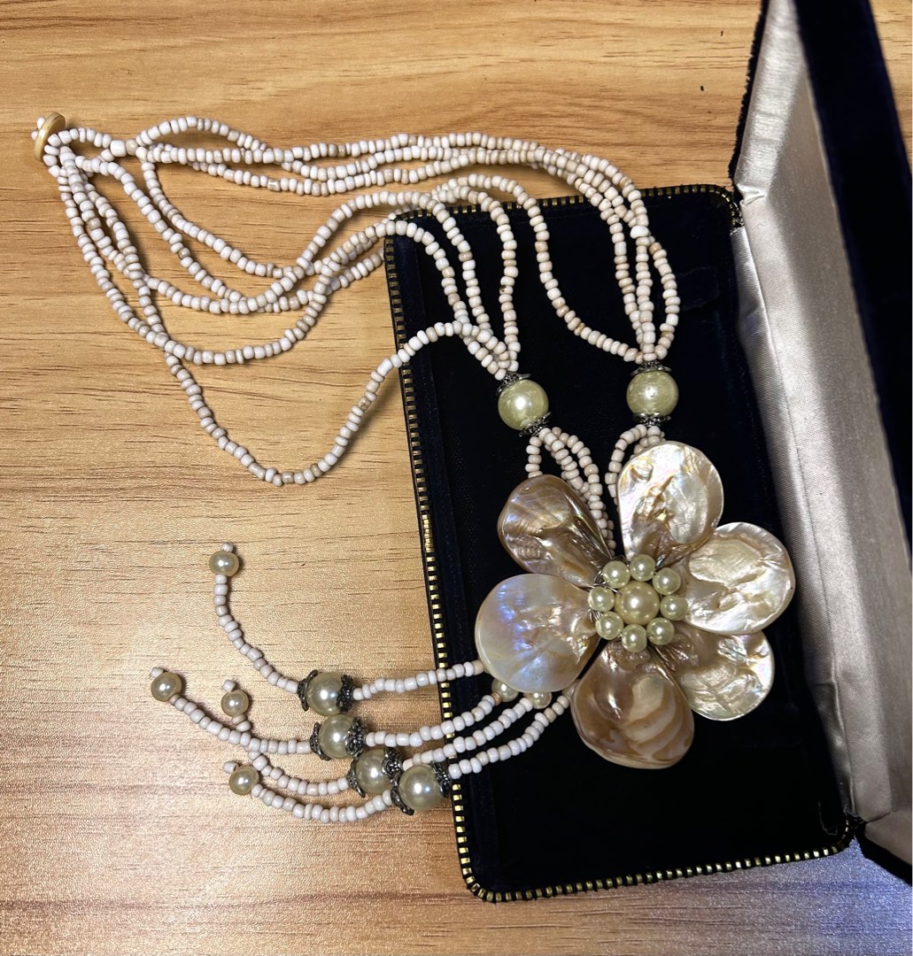 Agate Bead Necklace with Mother of Pearl Pendant