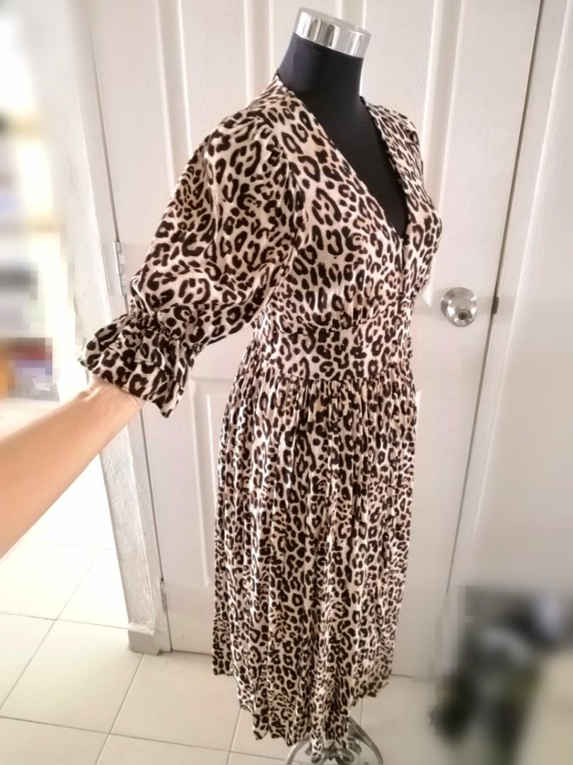 H&m leopard print midi on sale dress