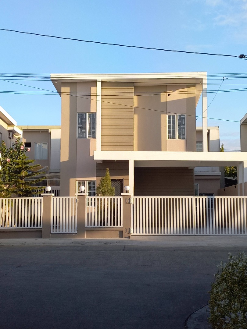 SOLUNA EXECUTIVE VILLAGE BACOOR CAVITE HOUSE FOR SALE, Property, For