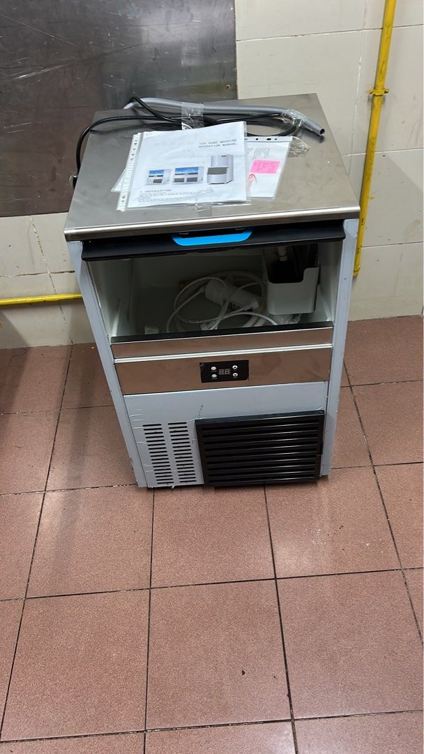 Ice maker (Category: Other Home Appliances) located in Singapore. Submitted by nicholaslim44 (Listing ID 1231423721, Image 1). Description: Used for few days. Selling due to upgrade to bigger size .