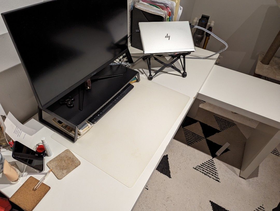 White desk with pull out shop panel