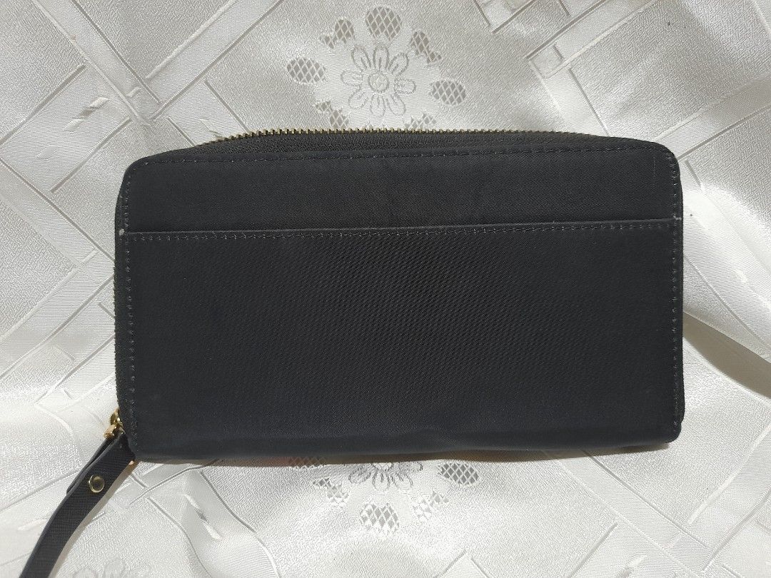 Kate spade wallet (Category: Wallets & Card holders) located in San Pedro. Submitted by cadh_ (Listing ID 1231370978, Image 2). Description: Sobrang ganda sa personal! Good as new. The only FLAW is the logo, as seen in the picture. FIXED PRICE! Feel free to message me for any concerns. RFS: Decluttering.