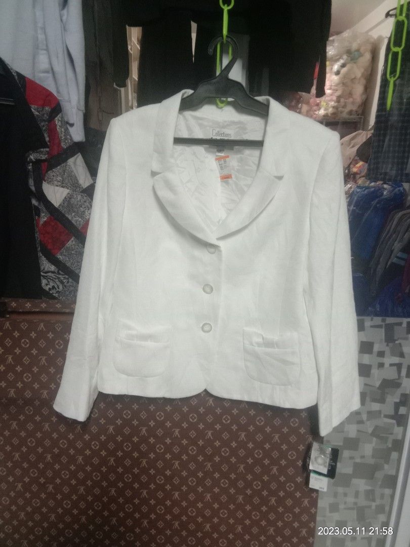 Le suit collections blazer 20x24 (Category: Coats, Jackets and Outerwear) located in Manila. Submitted by ver091 (Listing ID 1231396407, Image 1). Description: ok.